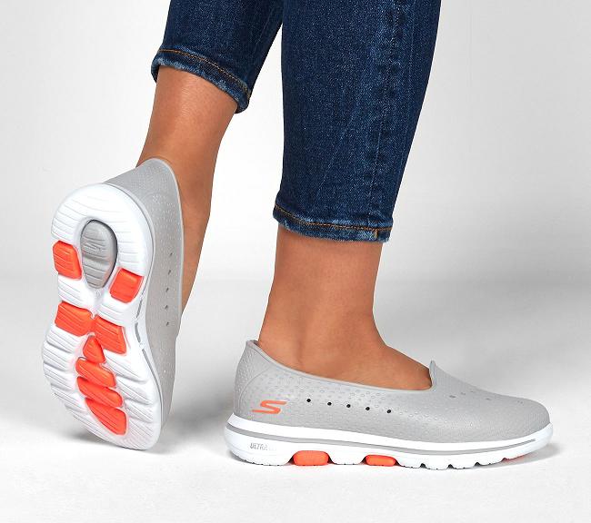 Zapatillas Para Caminar Skechers Mujer - GOwalk 5 Gris RIKSE3294